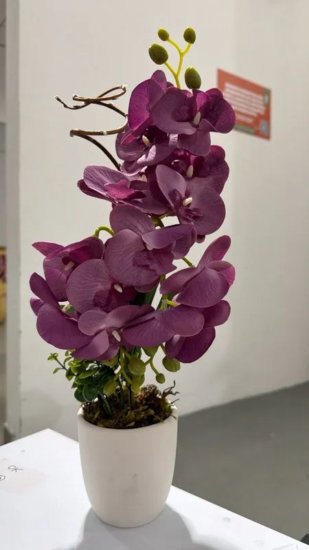 Arranjo de Orquídeas Artificiais com Vaso Lilás